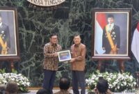 1765386332774-gubernur-dki-pramono-anung-dalam-acara-anugerah-dewan-pers-2025-di-balai-kota-jakarta-1765381036812_169