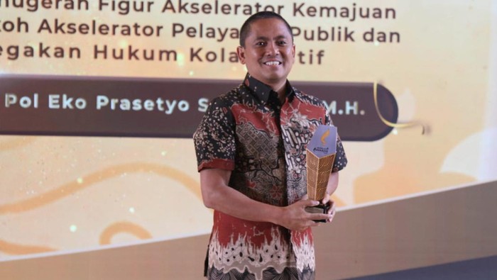 1765386338812-kapolresta-bogor-kota-kombes-eko-prasetyo-meraih-detikjabar-awards-2025-1765380773199_169