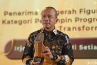 1765386340355-kapolda-jabar-irjen-rudi-setiawan-saat-menerima-penghargaan-di-ajang-detikjabar-awards-2025-1765374535814_169