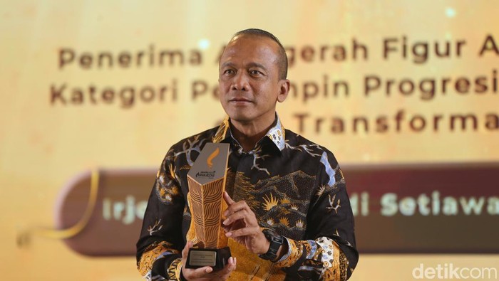 1765386340355-kapolda-jabar-irjen-rudi-setiawan-saat-menerima-penghargaan-di-ajang-detikjabar-awards-2025-1765374535814_169
