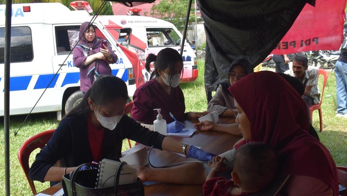 1765407884796-wakil-ketua-komisi-iv-dpr-alex-indra-lukman-mengerahkan-dokter-hingga-relawan-medis-ke-sejumlah-titik-terdampak-banjir-di-suma-1765398993825_169