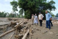 1765407885311-menteri-ekonomi-kreatif-republik-indonesia-ekraf-teuku-riefky-harsya-meninjau-lokasi-banjir-di-provinsi-aceh-1765396037614_169