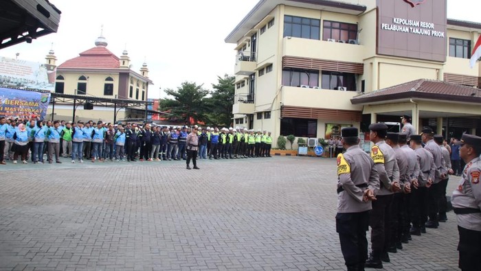 1765407885883-polres-pelabuhan-tanjung-priok-menggelar-apel-gabungan-bersama-potensi-masyarakat-1765395539627_169