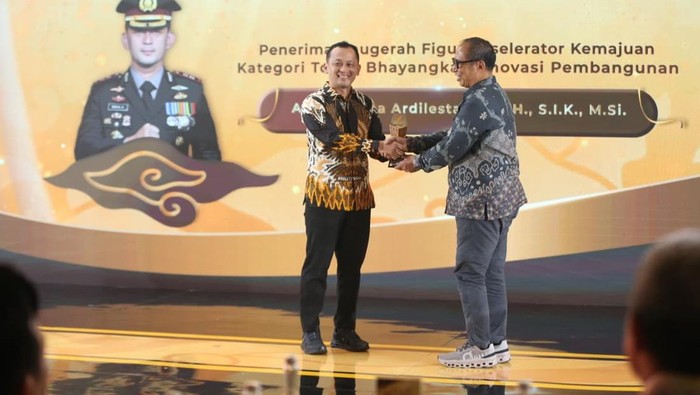 1765407887818-kapolres-bogor-akbp-wikha-ardilestanto-meraih-detikjabar-awards-2025-andikadetikcom-1765387122706_169