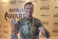 1765407889926-kapolres-cimahi-akbp-niko-n-adi-putra-menerima-penghargaan-detikjabar-awards-2025-1765380642781_169