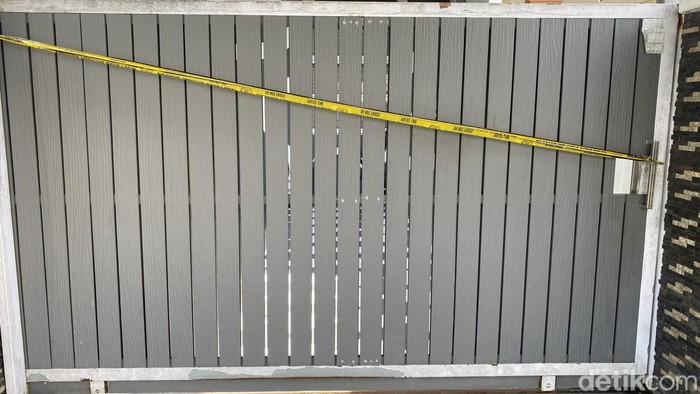 1765429600113-polisi-memasang-police-line-di-lokasi-pembunuhan-mhd-ilham-pradilladetiksumut-1765350052601_169