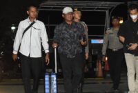 1765429601596-bupati-lampung-tengah-tersenyum-saat-digelandang-ke-kpk-usai-terjaring-ott-1765424980988_169