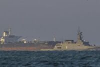 1765429602075-kapal-patroli-angkatan-laut-venezuela-mengawal-kapal-tanker-yoselin-yang-berbendera-panama-di-dekat-kilang-minyak-el-palito-1765425453577_169