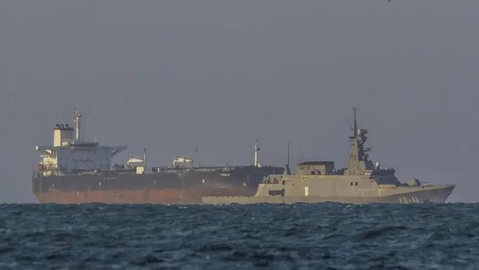 1765429602075-kapal-patroli-angkatan-laut-venezuela-mengawal-kapal-tanker-yoselin-yang-berbendera-panama-di-dekat-kilang-minyak-el-palito-1765425453577_169