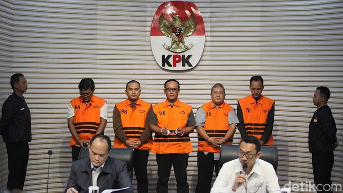 1765451144354-potret-bupati-lampung-tengah-ditahan-kpk-1765442076561_169