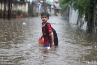 1765451145495-jalanan-di-pamulang-tangsel-banjir-usai-hujan-deras-1765449093565_169