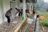 1765451153641-bko-polda-riau-bersih-bersih-surau-di-daerah-terisolasi-bencana-alam-di-jorong-subarang-aia-nagari-salaerh-aia-timur-agam-sumb-1765447083766_169