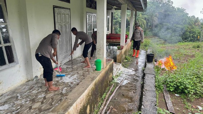 1765451153641-bko-polda-riau-bersih-bersih-surau-di-daerah-terisolasi-bencana-alam-di-jorong-subarang-aia-nagari-salaerh-aia-timur-agam-sumb-1765447083766_169