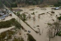 1765472730268-foto-udara-banjir-parah-akibat-sungai-meluap-di-washington-1765433477265_169
