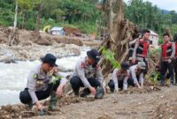 1765472733185-polda-riau-menutup-misi-kemanusiaan-di-agam-sumbar-dengan-menanam-pohon-1765466149857_169