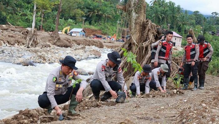 1765472733185-polda-riau-menutup-misi-kemanusiaan-di-agam-sumbar-dengan-menanam-pohon-1765466149857_169