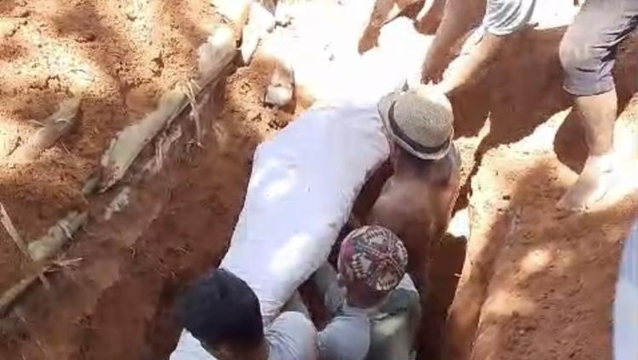 1765494274937-heboh-jenazah-masih-utuh-meski-sudah-30-tahun-dikubur-di-luwu-utara-1765428348695_169