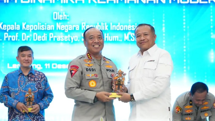1765494278208-wakapolri-komjen-dedi-prasetyo-meluncurkan-buku-tentang-teknologi-kepolisian-dok-istimewa-1765482779802_169