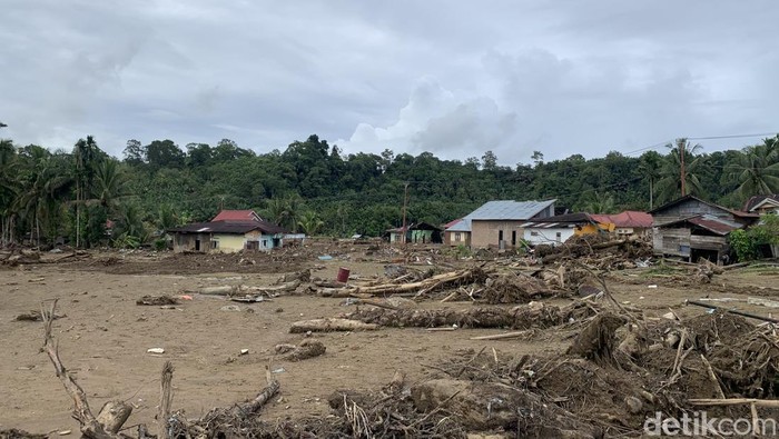 1765494278709-lokasi-bencana-banjir-dan-longsor-di-sumatera-mulia-budidetikcom-1765471845089_169