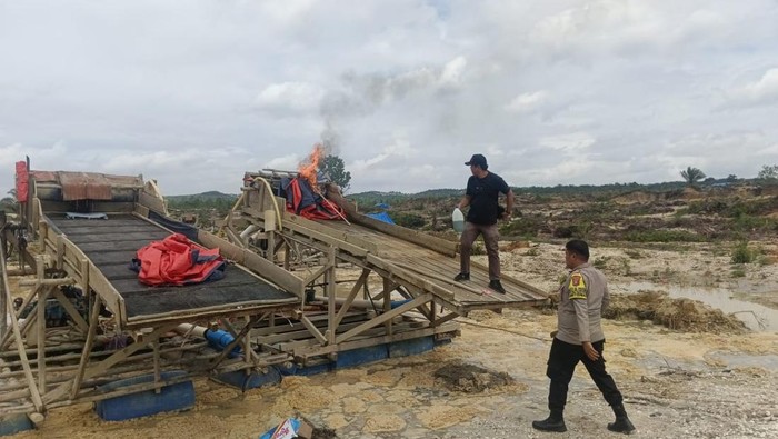 1765494279191-penambangan-emas-tanpa-izin-peti-di-sungai-tanalo-desa-pantai-kecamatan-kuantan-mudik-kabupaten-kuantan-singingi-kuansing-diob-1765475528202_169