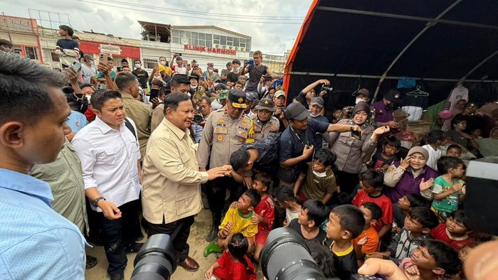 1765515942889-presiden-prabowo-subianto-di-aceh-tamiang-evadetikcom-1765514226295_169