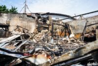 1765515943349-pasukan-oranye-bersihkan-sisa-puing-pascakericuhan-matel-tewas-di-kalibata-1765513161771_169