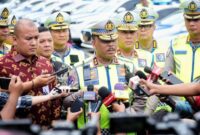 1765515947109-kakorlantas-polri-irjen-agus-suryonugroho-melepas-irjen-agus-suryonugroho-memimpin-pelepasan-tim-pendukung-penyaluran-bantuan--1765512359234_169