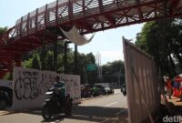 1765537549396-melihat-progres-pembangunan-skybridge-taman-langsat-dan-ayodya-1765516349325_169