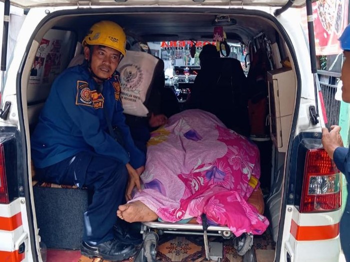 1765537551617-damkar-bogor-evakuasi-wanita-obesitas-tidak-sadarkan-diri-ke-rs-dokistimewa-1765536143563_43