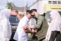 1765559133366-gubernur-banten-andra-soni-menyerahkan-bantuan-langsung-kepada-gubernur-sumbar-mahyeldi-1765551669029_169