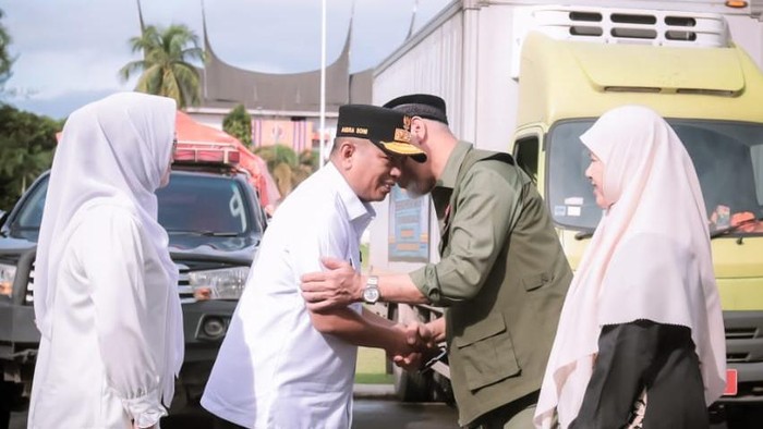 1765559133366-gubernur-banten-andra-soni-menyerahkan-bantuan-langsung-kepada-gubernur-sumbar-mahyeldi-1765551669029_169