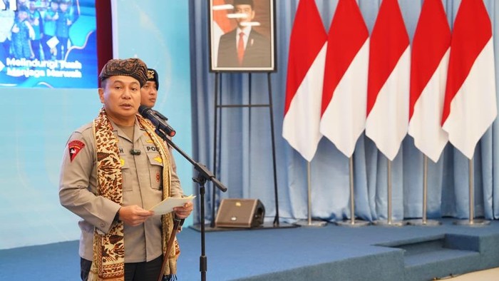 1765559134347-kapolda-riau-irjen-pol-herry-heryawan-menyambut-kembali-308-personel-usai-menjalankan-misi-kemanusiaan-di-agam-sumatera-barat-1765550603607_169