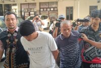 1765580695105-tampang-tersangka-pembunuhan-pengacara-aris-munadi-saat-digelandang-di-mapolresta-cilacap-jumat-12122025-1765544381447_169