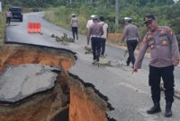 1765602324128-jalan-di-bukit-taratak-rokan-hulu-riau-longsor-1765601055543_169
