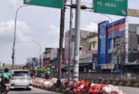 1765602325098-potret-tumpukan-sampah-hiasi-kolong-flyover-ciputat-tangsel-1765599445050_169
