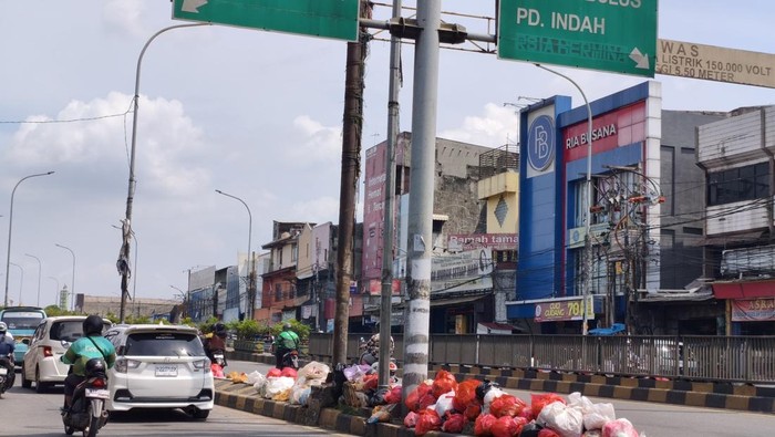 1765602325098-potret-tumpukan-sampah-hiasi-kolong-flyover-ciputat-tangsel-1765599445050_169