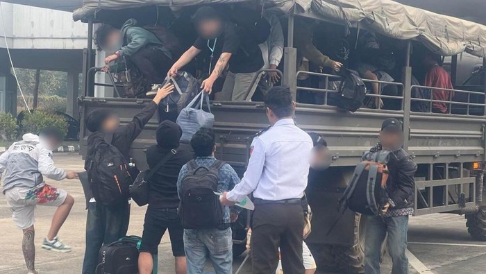 1765602330810-54-warga-negara-indonesia-wni-yang-terjaring-operasi-di-markas-scamming-atau-penipuan-di-perbatasan-myanmar-thailand-1765532464444_169