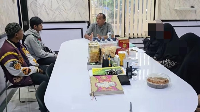 1765623904687-santriwati-di-bogor-1765618649632_169