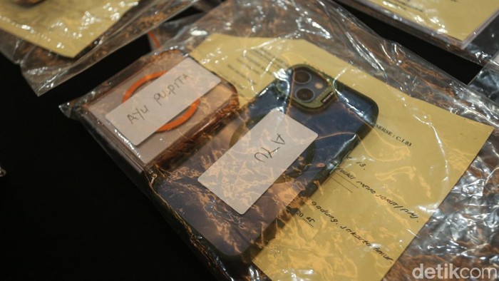 1765623905679-polisi-pamerkan-barbuk-kasus-wo-ayu-puspita-1765617349741_169