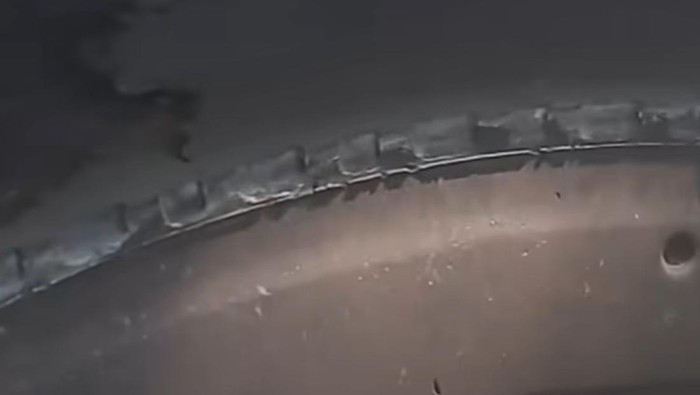 1765623906157-tangkapan-layar-postingan-viral-ban-bus-transjakarta-botak-1765617739803_169