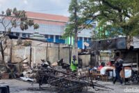 1765645518558-potret-terkini-puluhan-warung-makan-di-kalibata-hangus-imbas-ricuh-matel-1765522997796_169