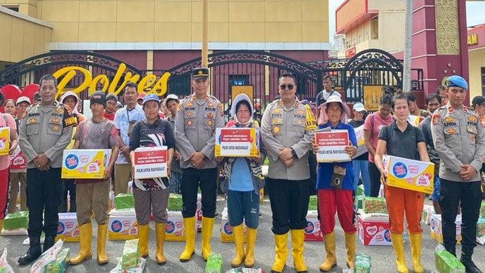 1765645519565-polri-salurkan-bantuan-ke-korban-bencana-di-aceh-sumut-dan-sumbar-dokpolri-1765641294352_169