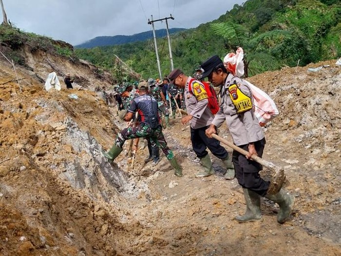 1765667089653-personel-polri-terlibat-bangun-jembatan-darurat-dan-sumur-bor-untuk-korban-bencana-aceh-sumatera-dokpolri-1765646411610_43