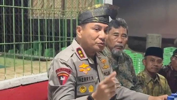 1765667090947-kapolda-riau-irjen-pol-herry-heryawan-turun-mengecek-satkamling-di-kampar-sabtu-13122025-malam-1765645448533_169