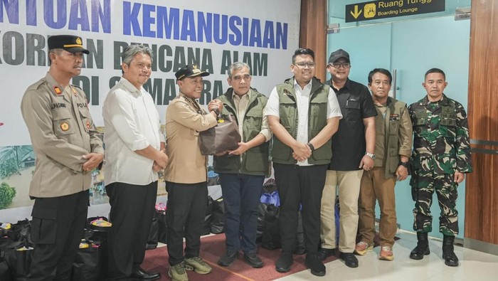 1765688712375-ketua-mpr-ri-ahmad-muzani-menyalurkan-bantuan-kepada-korban-bencana-di-sumatera-utara-1765686266607_169