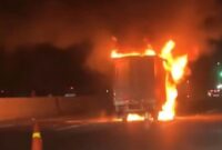 1765688713419-mobil-boks-terbakar-di-tol-jagorawi-usai-tabrakan-dok-ist-1765685819935_169