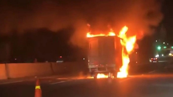 1765688713419-mobil-boks-terbakar-di-tol-jagorawi-usai-tabrakan-dok-ist-1765685819935_169