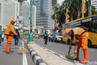 1765688716155-cfd-bubaran-petugas-petugas-ppsu-sigap-sapu-bersih-bundaran-hi-1765684101794_169