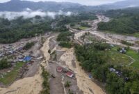 1765710353216-debit-sungai-kembali-naik-di-palembayan-agam-ribuan-warga-terjebak-1765030262363_169