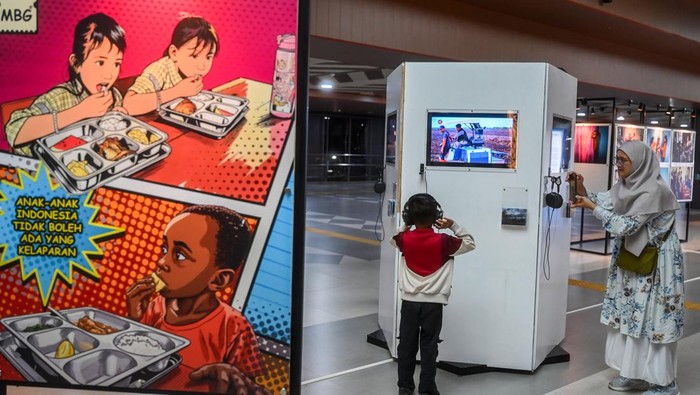 1765710361267-pameran-haluan-merah-putih-di-stasiun-tanah-abang-1765702232503_169